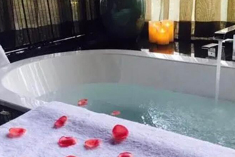 南京玄武区水疗池中的失重冥想:当身体学会漂浮